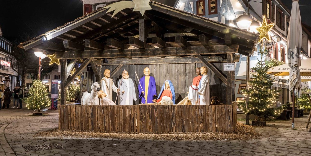 Die Heilige Familie umrahmt von den Drei Königen, Schaf und Esel stehen friedlich dabei.