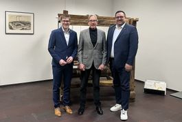 OB Markus Kleemann (links) und Wirtschaftsförderer Felix Rapp (rechts) besuchten Michael Georgii, Geschäftsführer von Zweigart & Sawitzki, am Firmensitz in der Fronäckerstraße.