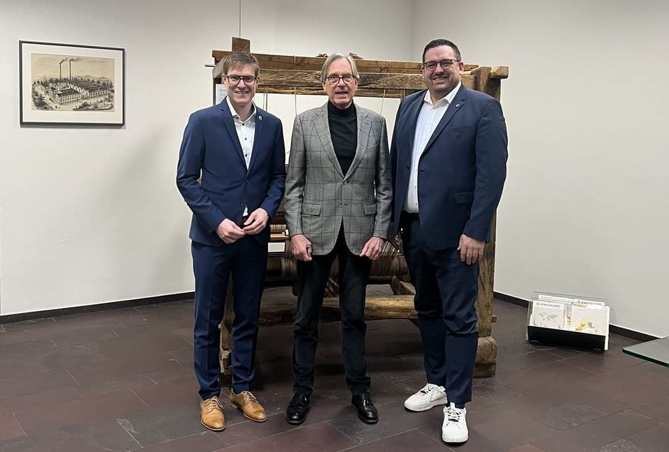OB Markus Kleemann (links) und Wirtschaftsförderer Felix Rapp (rechts) besuchten Michael Georgii, Geschäftsführer von Zweigart & Sawitzki, am Firmensitz in der Fronäckerstraße.