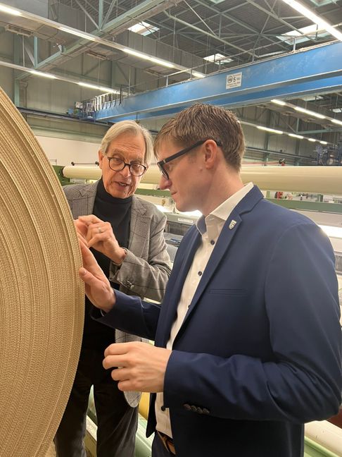 Michael Georgii, erklärt Oberbürgermeister Markus Kleemann die zahlreichen Schritte der Textilproduktion.