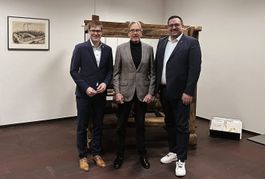 OB Markus Kleemann (links) und Wirtschaftsförderer Felix Rapp (rechts) besuchten Michael Georgii, Geschäftsführer von Zweigart & Sawitzki, am Firmensitz in der Fronäckerstraße.