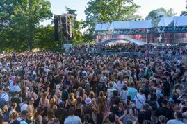 Vier Bühnen, tausende Menschen: Das Freibad verwandelte sich in eine Festival-Stadt.