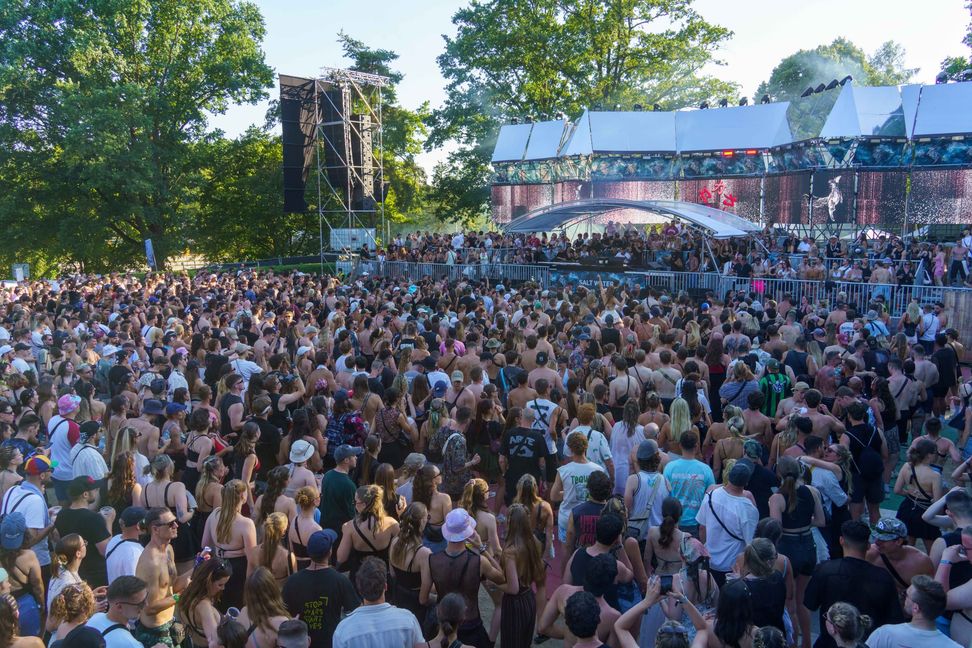 Vier Bühnen, tausende Menschen: Das Freibad verwandelte sich in eine Festival-Stadt.