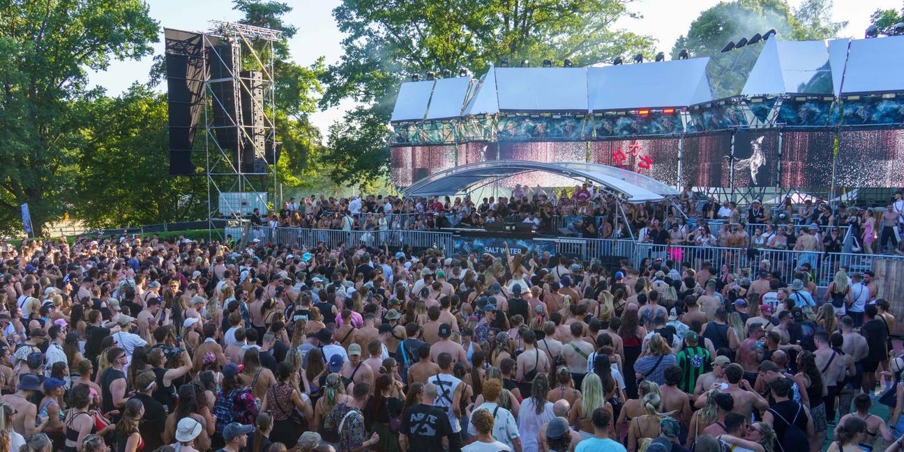 Vier Bühnen, tausende Menschen: Das Freibad verwandelte sich in eine Festival-Stadt.