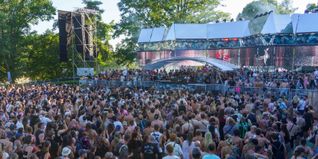 Vier Bühnen, tausende Menschen: Das Freibad verwandelte sich in eine Festival-Stadt.
