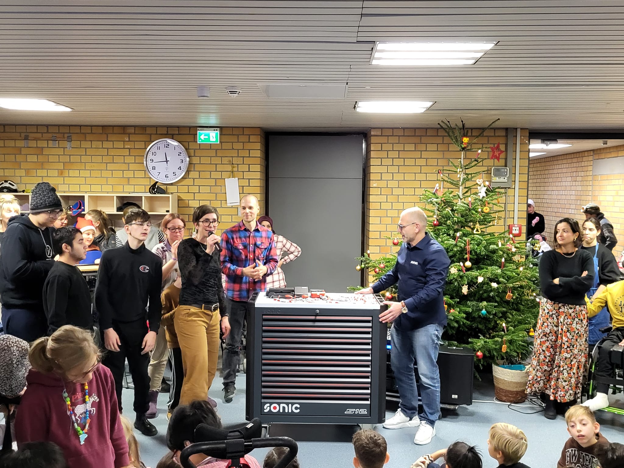 Von links: Schüler der Winterhaldenschule, Rektorin Alexandra Fritz, Lehrer Julian Jesse und Carsten Helbig von Sonic Equipment.