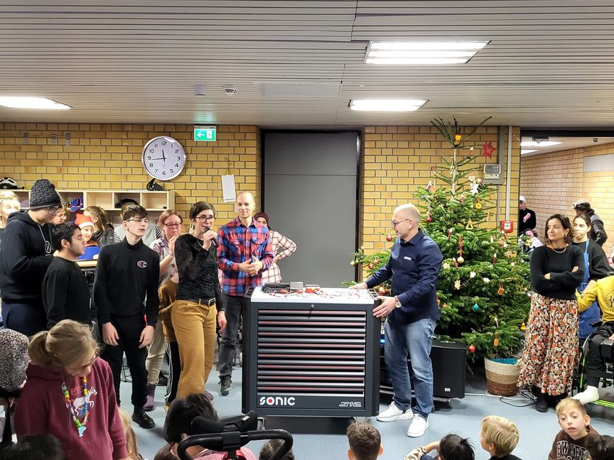 Von links: Schüler der Winterhaldenschule, Rektorin Alexandra Fritz, Lehrer Julian Jesse und Carsten Helbig von Sonic Equipment.