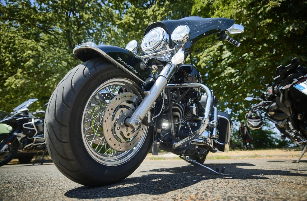 Eine Harley zieht immer Blicke auf sich.