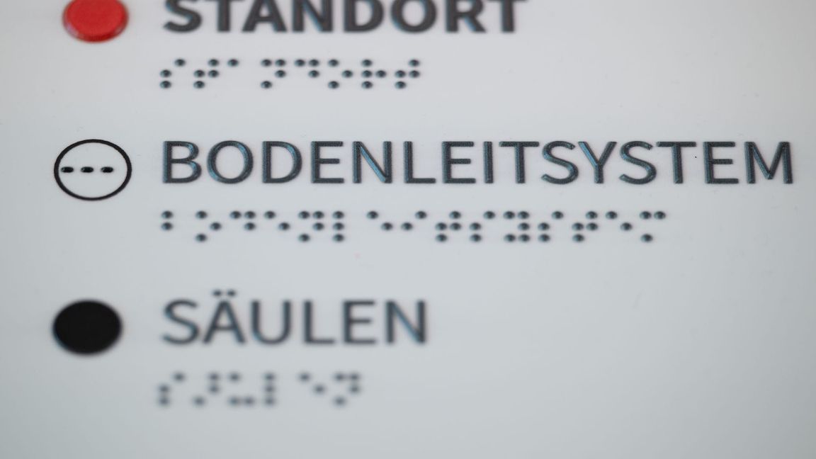 Öffentliche Gebäude sind häufig mit Informationen in Brailleschrift ausgestattet - wie hier in Dresden.