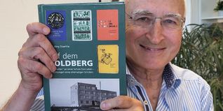 Autor Prof. Dr. Dr. Hans Jörg Staehle mit seinem neuen Buch.