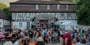 Das Lichterfest rund um das Dätzinger Schloss war wie immer gut besucht.