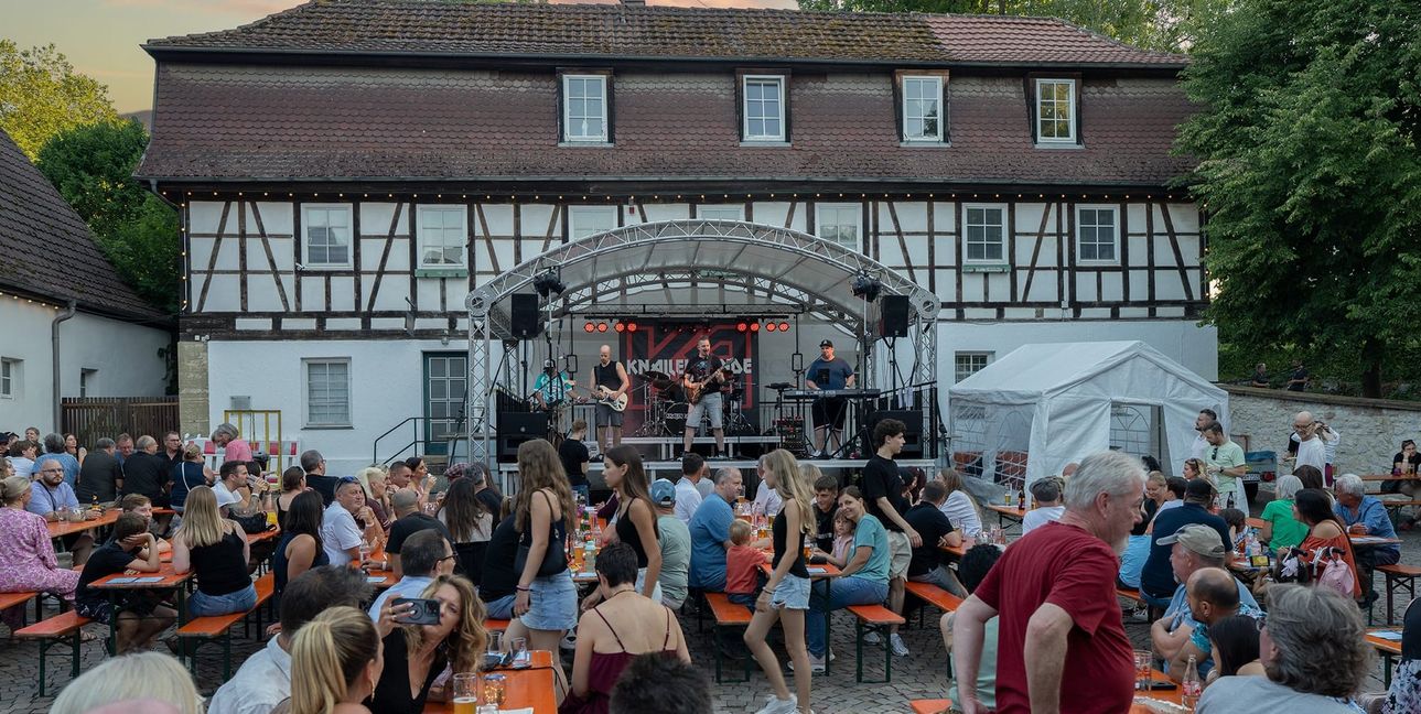 Das Lichterfest rund um das Dätzinger Schloss war wie immer gut besucht.