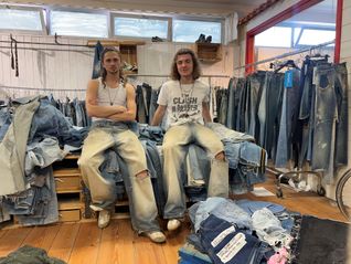 Max Kaupp (links) und Nick Baur haben ihre eigene Jeansmarke auf den Markt gebracht. Ihre Jeans werden in derselben Fabrik hergestellt wie die von Gucci und Louis Vuitton. "Qualität ist uns wichtig", sagen die beiden.
