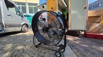 Der Industrieventilator sorgt am Grillstand für etwas Abkühlung.