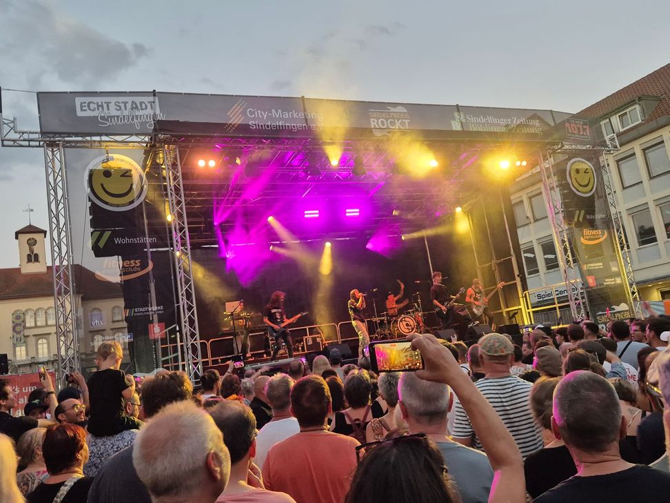 Die Linkin-Park-Tribute-Band Frøm Zerø begeistert das Publikum auf dem Sindelfinger Marktplatz.