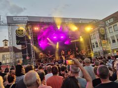 Die Linkin-Park-Tribute-Band Frøm Zerø begeistert das Publikum auf dem Sindelfinger Marktplatz.