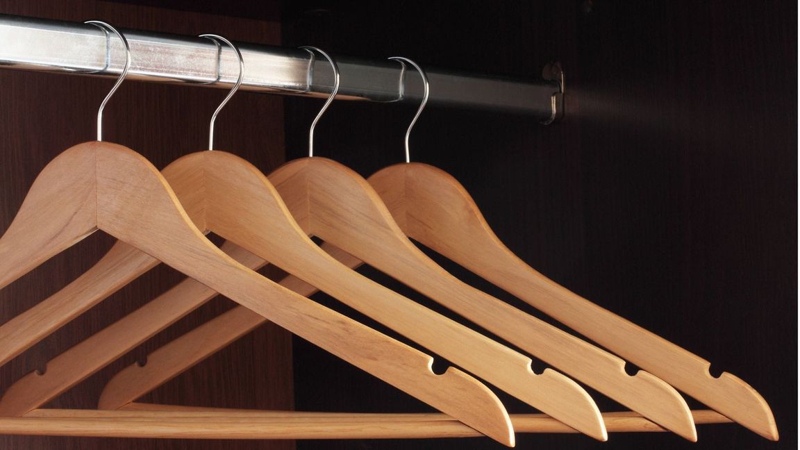 So sieht ein  ein ordentlicher Kleiderschrank aus: Sogar der Abstand der Kleiderbügeln ist  zentimetergenau nachgemessen.