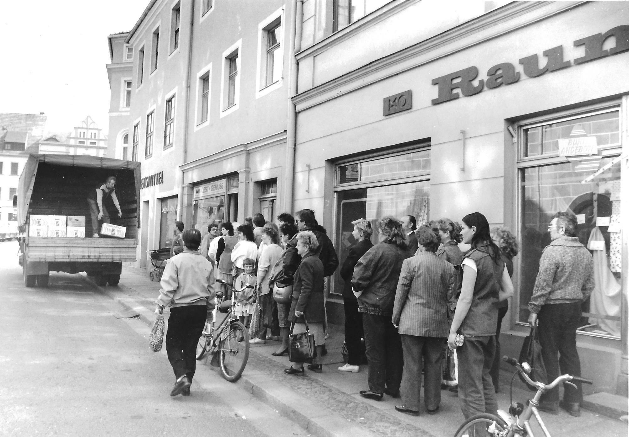 Warteschlangen Mitte März 1990 vor einem Geschäft in Torgau, das Bananen verkaufte.