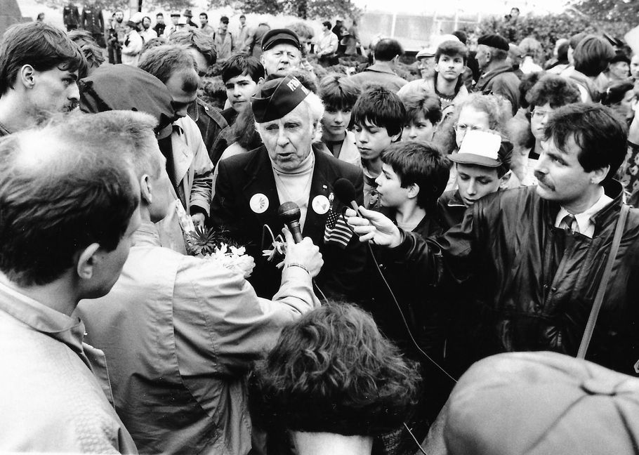 US-Veteran Sam B. Lewis beim Elbe Day 1990, der unter anderem von Radio-Reportern wie den mittlerweile verstorbenenen, aus Gärtringen stammenden Joachim Friedrich befragt wurde.
