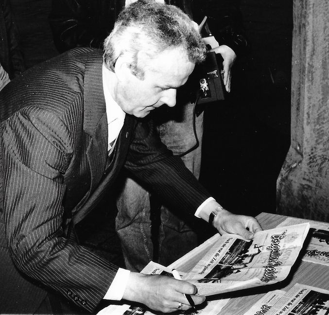 Der damalige Bürgermeister von Torgau, Wolfgang Gerstenberg, signiert als Mitgesellschafter eines der ersten Exemplare des Neuen Torgauer Kreisblattes .