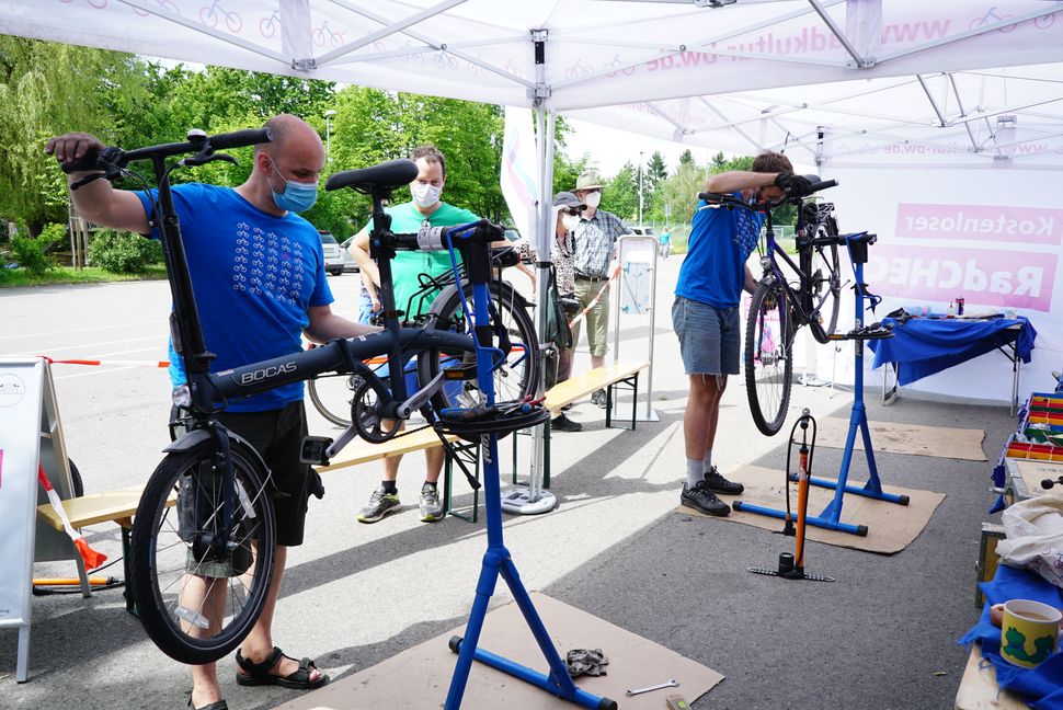 Die Radmechaniker aus Heidelberg waren beim Radcheck in Schönaich fast pausenlos im Einsatz. Bild: Heiden