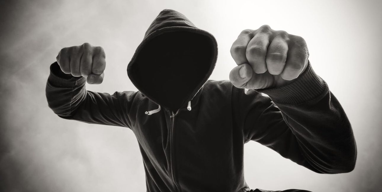 Die vier Tatverdächtigen sollen den Älteren gestoßen und ihn mehrfach ins Gesicht geschlagen haben.