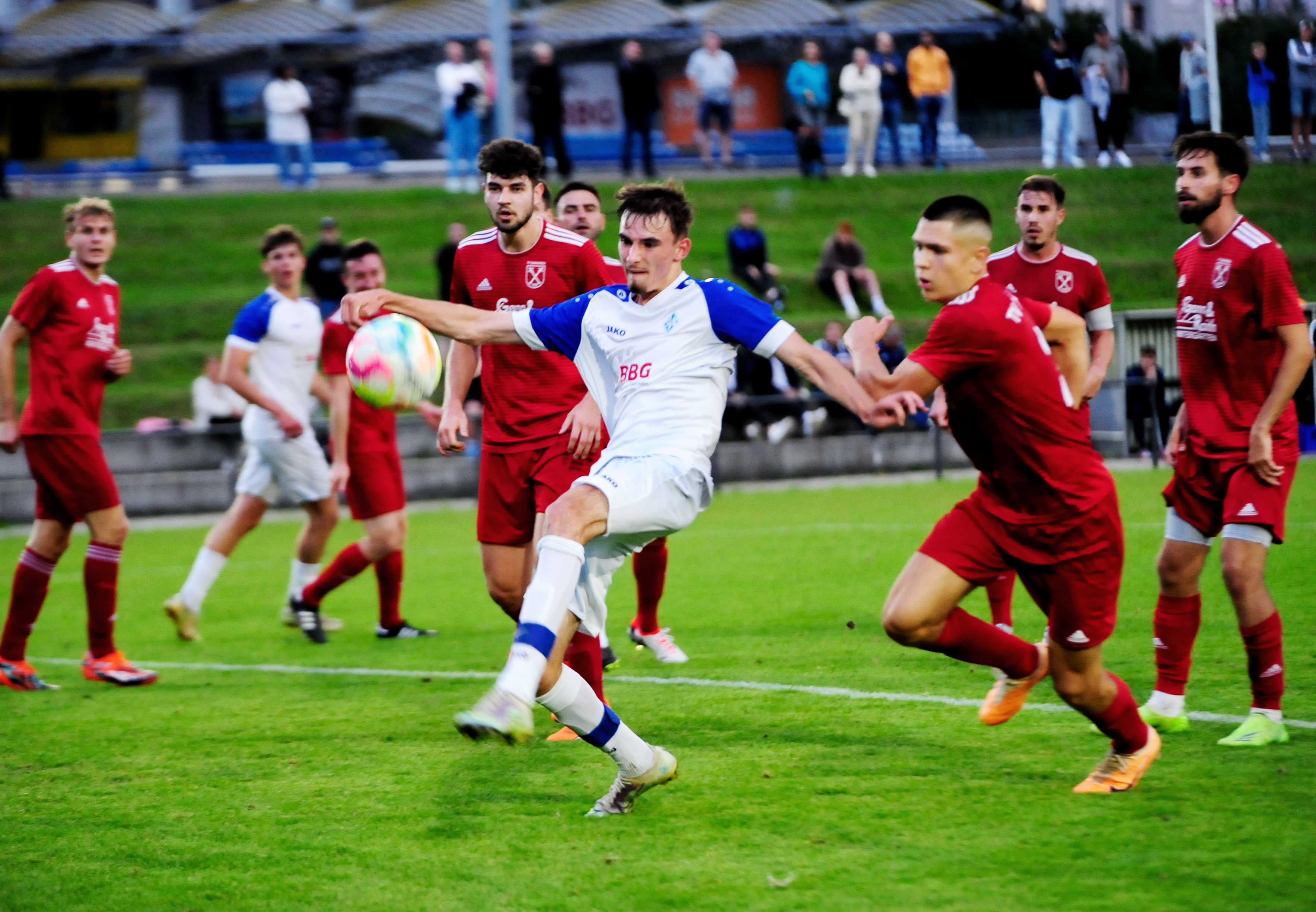 Böblingens Christian Bildl umringt von vielen Darmsheimer Kickern. Das ist eine Szene aus dem Hinspiel, dass die SVB mit 1:0 gewann. Bild: photstampe