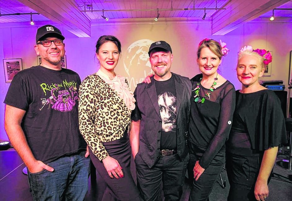 Die Gäste des letzten Night Talks in diesem Jahr im Blauen Haus: Mark Aechtler, Fanny di Favola, Steffen Volkmer, Mascha Hülsewig, Alexandra Steinmann (von links). Bild: Staber