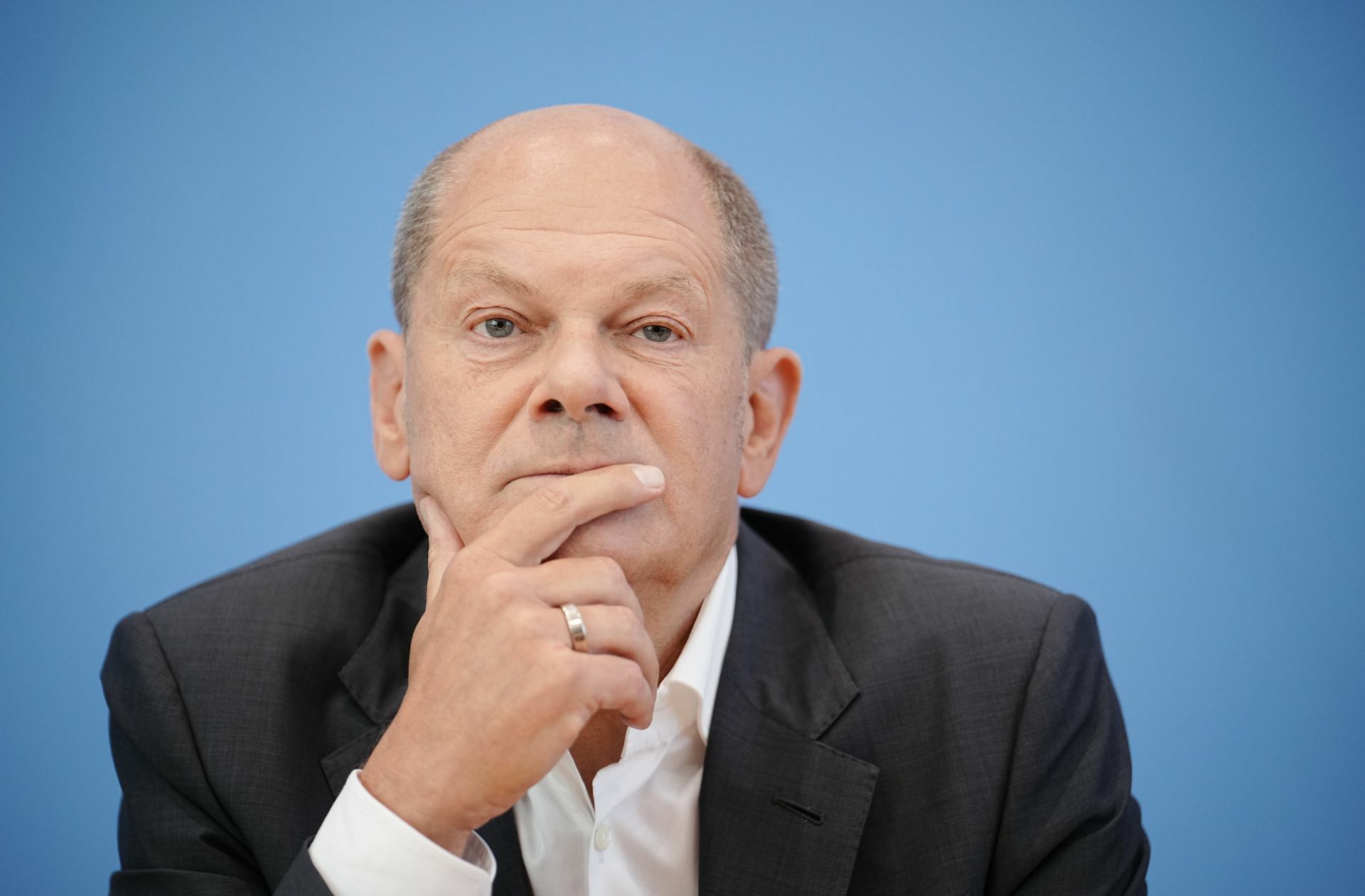 „You’ll  never walk alone“ – das ist das Mantra des Bundeskanzlers Olaf Scholz.