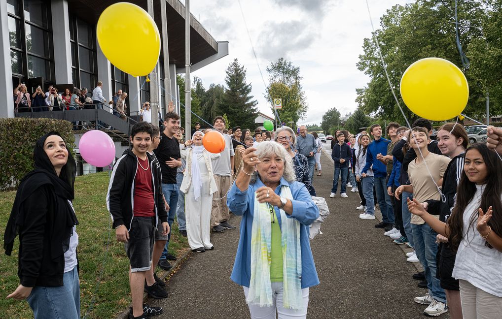 Die Schüler standen mit Luftballons Spalier und verabschiedeten Reinhild Hensle als Rektorin der Aidlinger Sonnenbergschule.  Bild: Richter