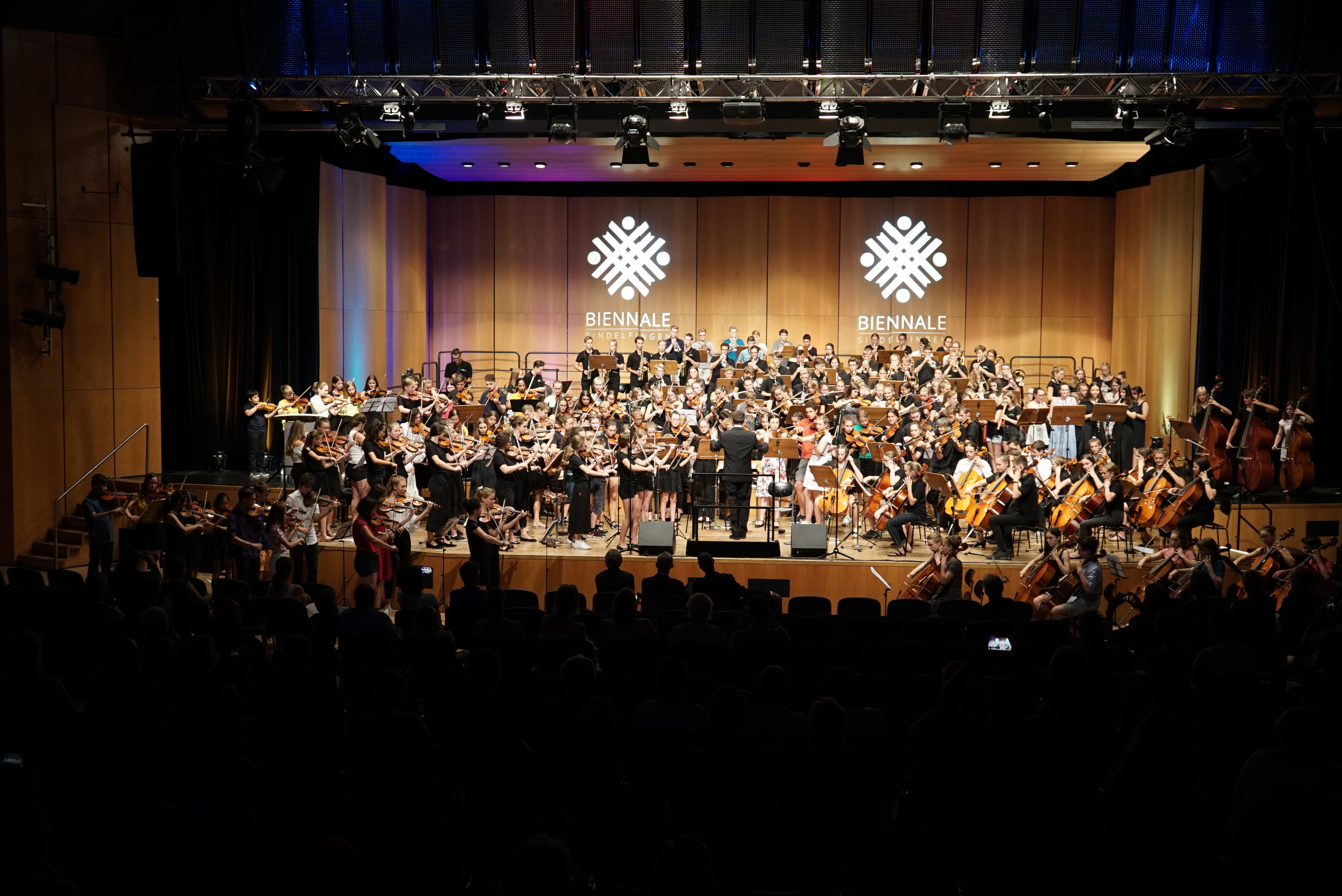 Zum Finale der Schulorchestertage mit dem Cancan platzt die Stadthallenbühne aus allen Nähten. Bild Heiden