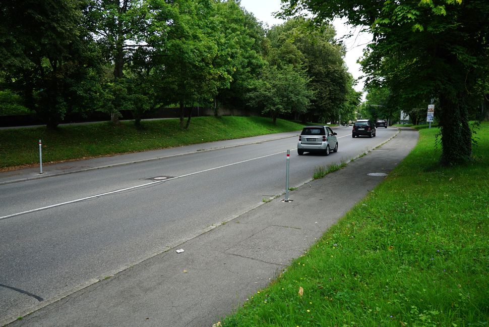Pfosten an der Leonberger Straße markieren seit einiger Zeit den Standort der neuen Tempo-30-Schilder.   Bild: Heiden