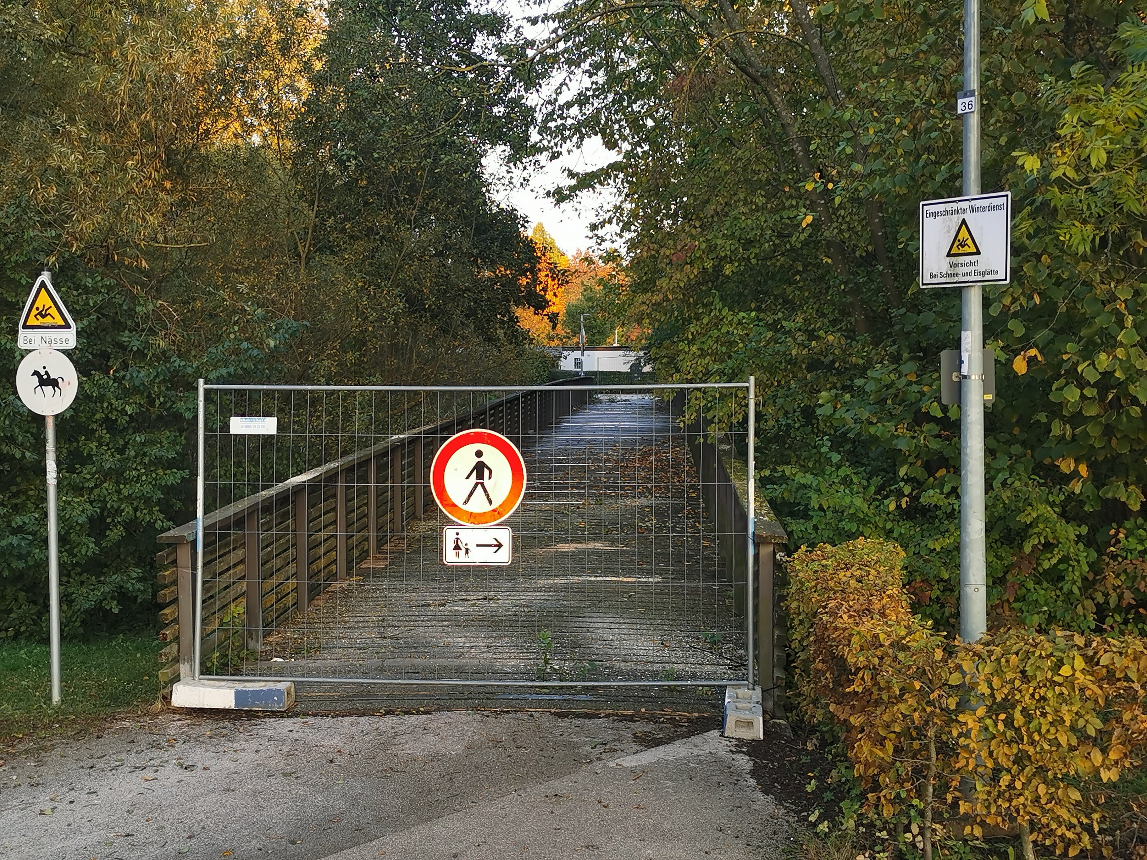 Die Holzbrücke im Böblinger Stadtpark ist so marode, dass sie seit eineinhalb Jahren gesperrt ist. Seitdem suchen Verwaltung und Gemeinderat nach einer möglichst kostengünstige Lösung dieses Problems. Bild: Hamann