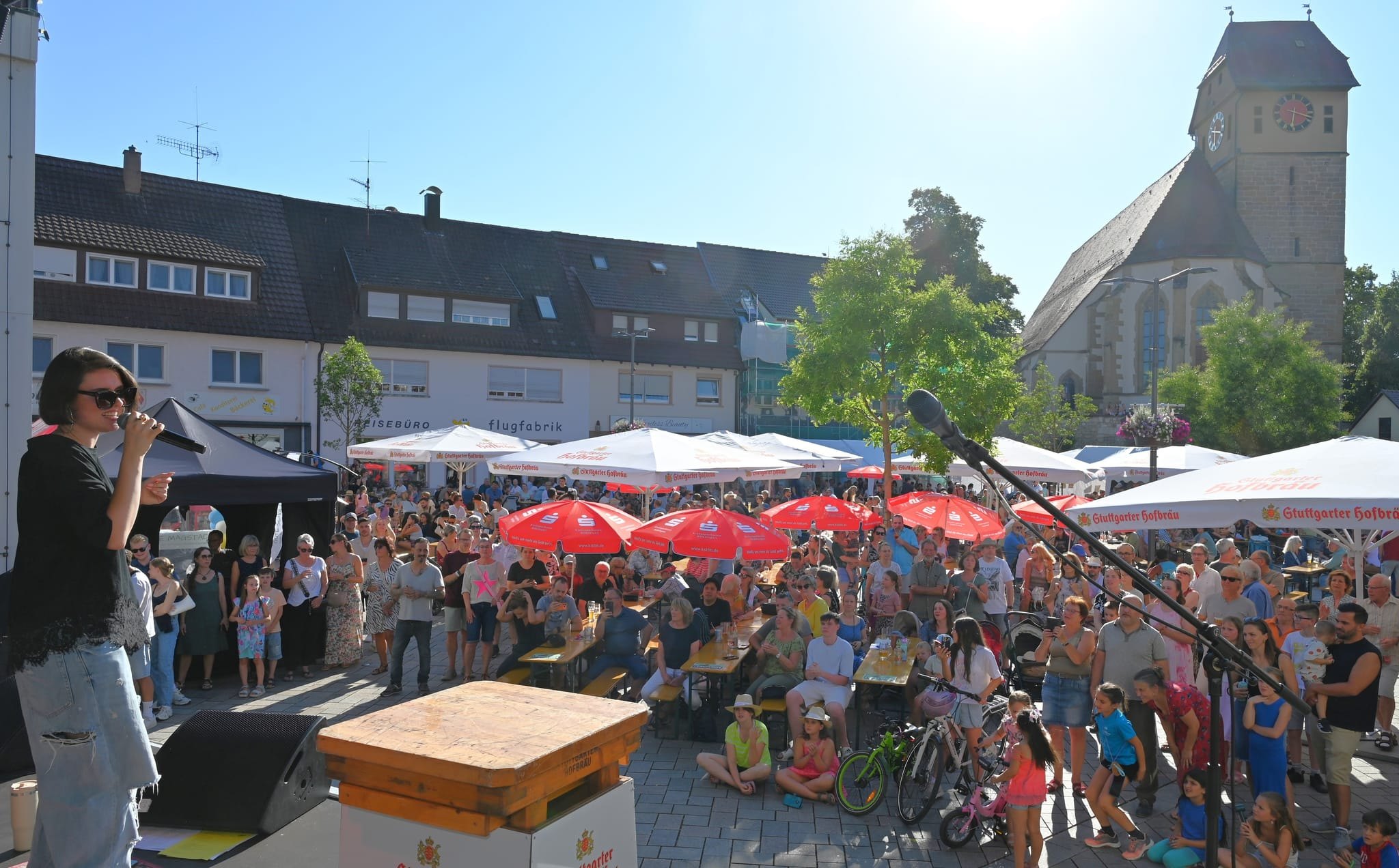 Sängerin Constance Dizendorf begeistert die Magstadter bei ihrem 40. Fleckenfest. Bilder: Reichert
