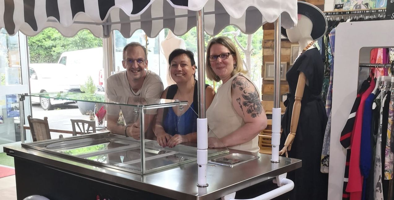 Yvonne Morgenthaler mit Barbara Greifeld-Wessels und Sven Greifeld und dem bereitgestellten Eiswagen.
