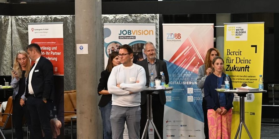 Vertreter der Wirtschaft und der Partner der Fachkräfteallianz an deren Ständen im Sindelfinger Rathaus.