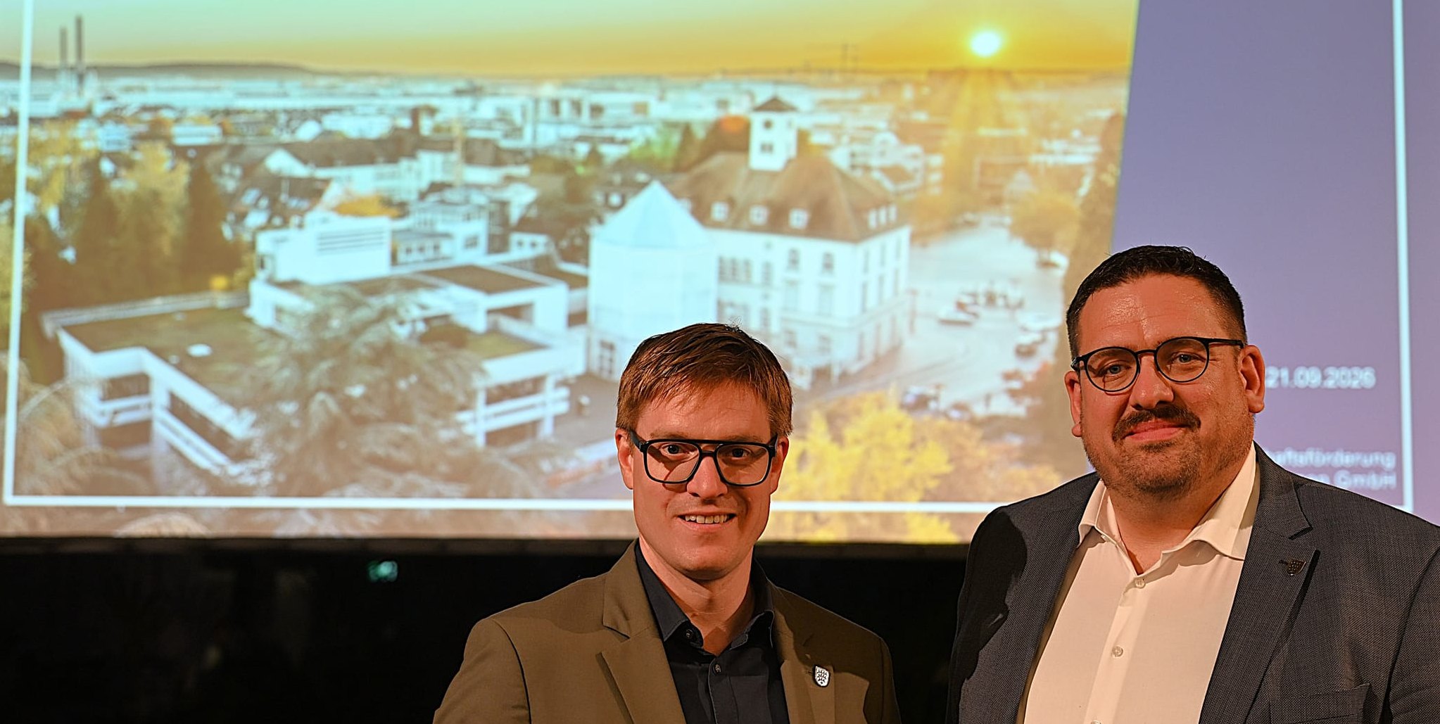 OB Markus Kleemann (links) und Wirtschaftsförderer Felix Rapp brachten im Sindelfinger Rathaus Unternehmer und Partner der Fachkräfteallianz zusammen.