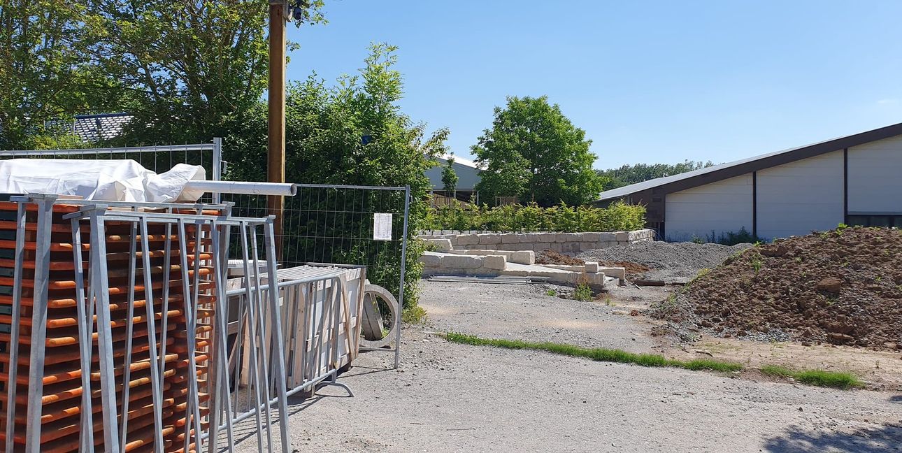 Ein paar gestapelte Bierbänke, mehr deutet hier nicht auf einen Biergarten hin.Bild: Wegner