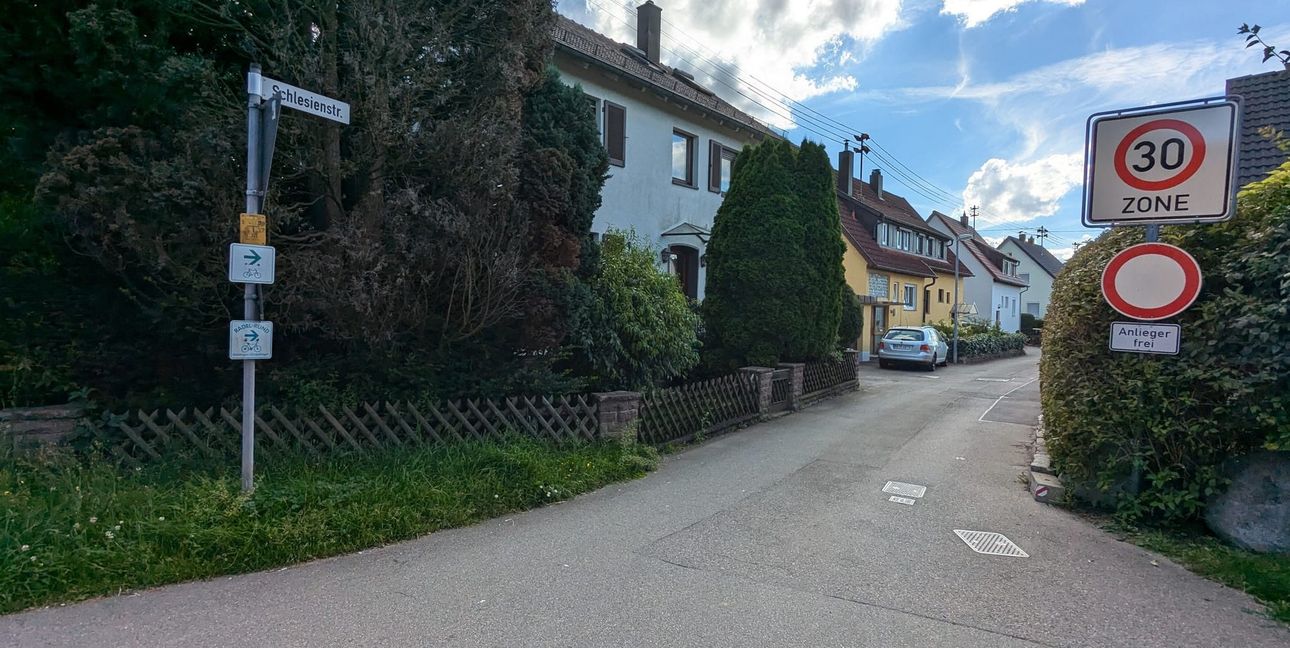 Beschilderung in der Schlesienstraße: Wo der Hinweis zum Radel-Rund hinzeigt, darf eigentlich gar niemand fahren.