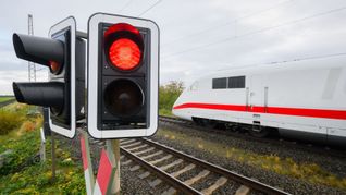 Die Züge der Deutschen Bahn waren im April öfter verspätet als noch im Vorjahr (Symbolbild).