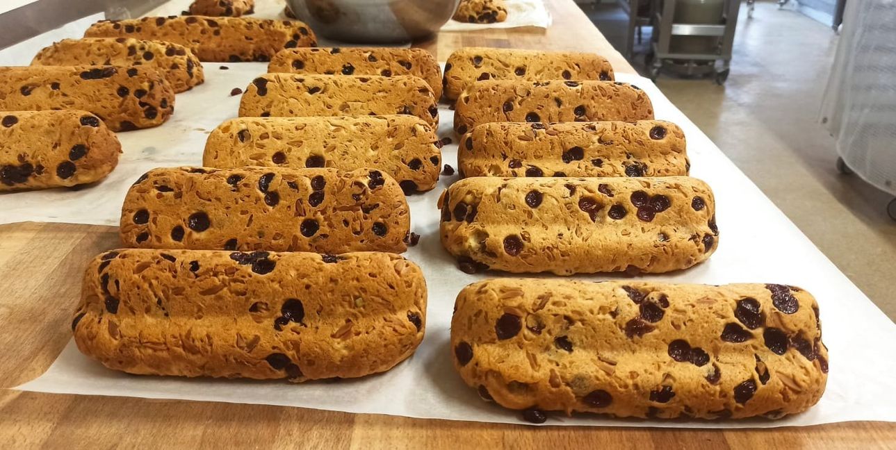 Der fertig gebackene Butter-Mandel-Stollen warten auf seine Butter-Zucker-Schicht.