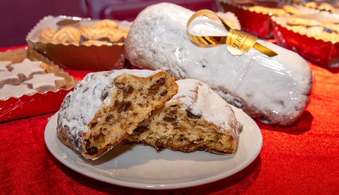 Sultaninen, Zitronat, Orangeat und Mandeln machen den Butter-Mandel-Stollen aus.