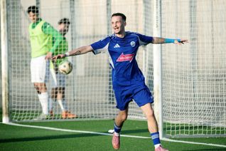 Arbes Bytycin bejubelt seinen Treffer zum 3:0.