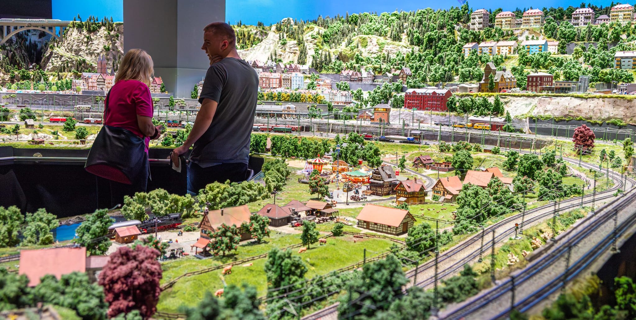 Die große Eisenbahnanlage lockt nicht nur kleine Fans.
