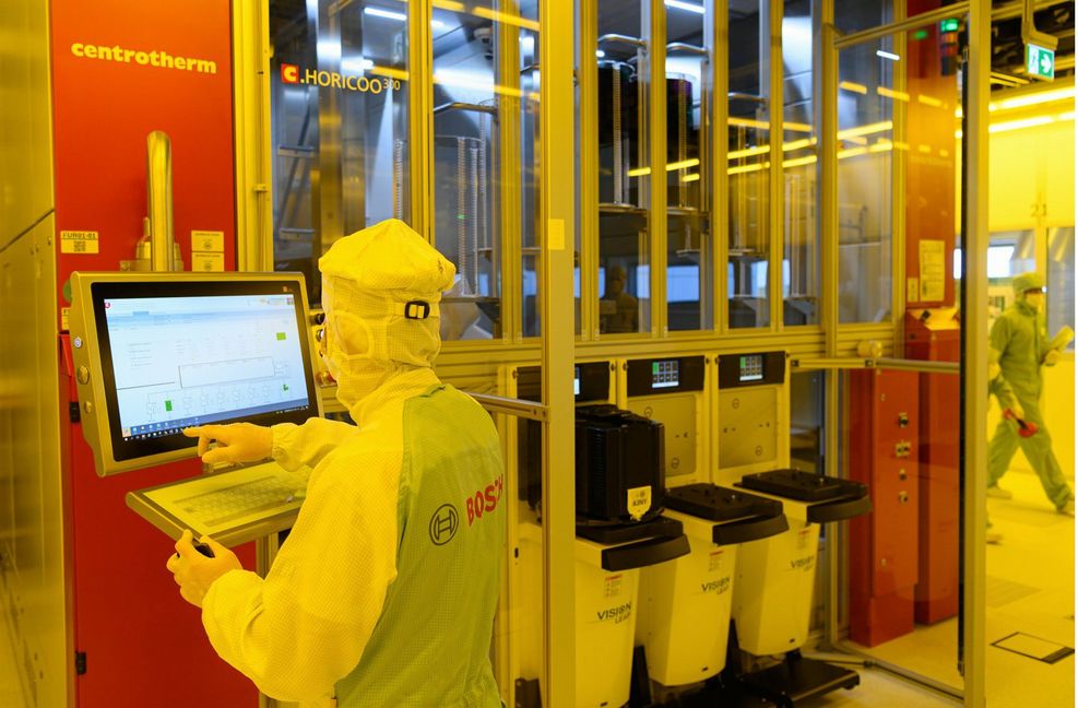 Ein Bosch-Mitarbeiter in der  Halbleiterfabrik in Dresden.