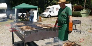 Fritz Schweizer am schweißtreibenden Grill beim Fischerfest der Sindelfinger Angler.