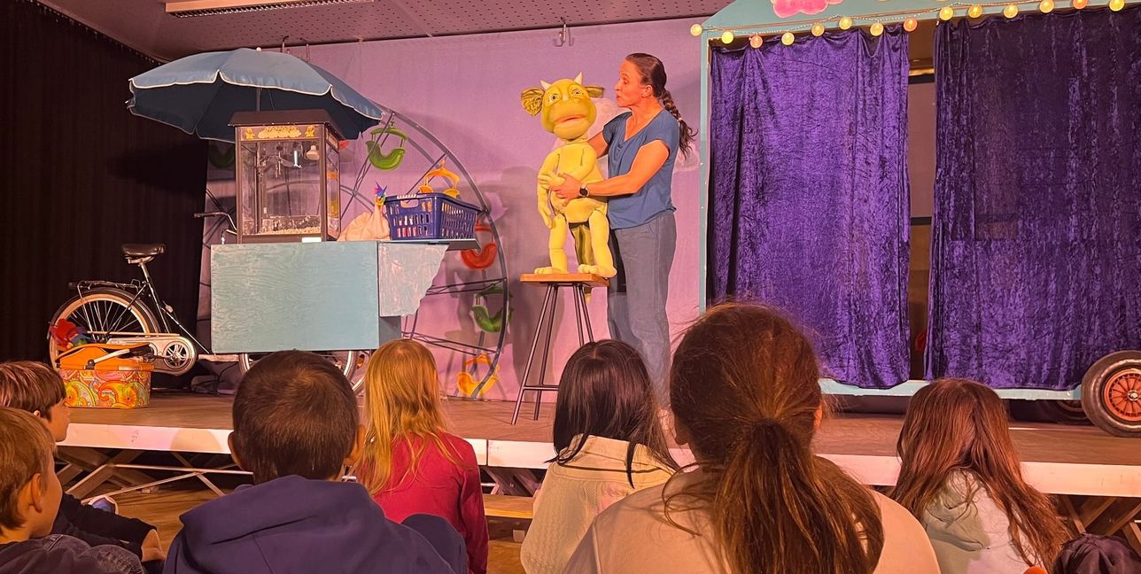 240 Zweitklässler aus acht Sindelfinger Schulen verfolgten begeistert die Aufführung des Stücks „Walli Wolke bleibt da“ in der Gemeinschaftsschule Eichholz.