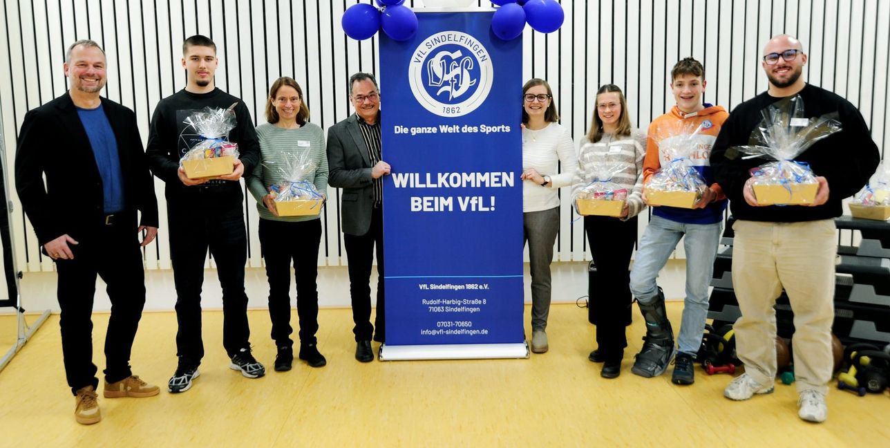 Gut gelaunt nach dem offiziellen Teil: Jürgen Wegner (Moderator des Talks und SZ/BZ-Chefreporter), Arian Kostrica (Boxen), Bettina Leeb (Triathlon), Dr. Heinrich Reidelbach (Präsident VfL Sindelfingen), Anne Köhler (VfL-Geschäftsführerin), Mia Jurenka (Leichtathletik), Tobias Leeb (Triathlon) und Tizian Lauria (Leichtathletik).