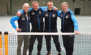 Wintermeister Herren 60 im Bezirk C: Die Herren 60 des TSV Hildrizhausen mit Uli Gauss, Axel Krägeloh, Wolfgang Gluiber und Thomas Volkmann (von rechts) nach ihrem letzten Hallenspiel beim TC Schönaich.