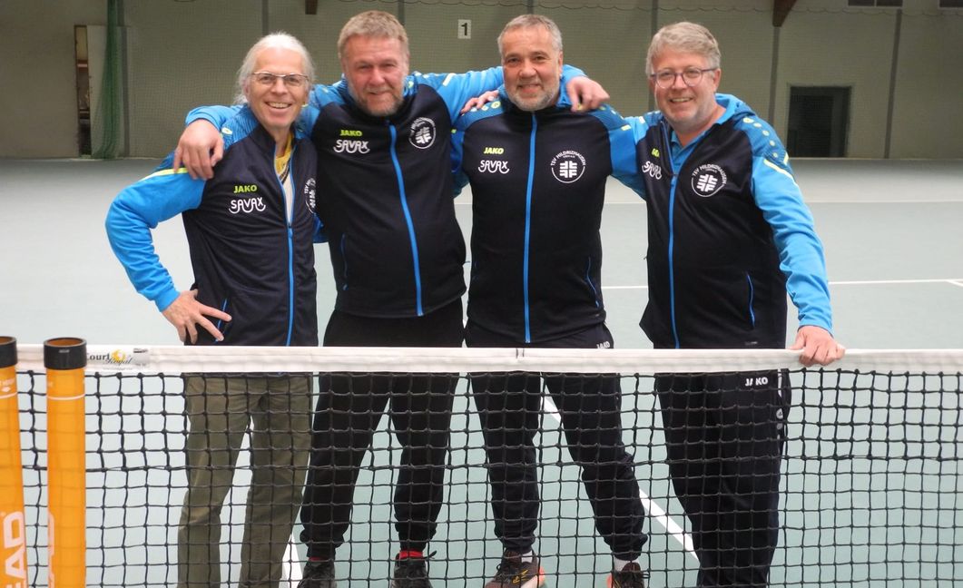 Wintermeister Herren 60 im Bezirk C: Die Herren 60 des TSV Hildrizhausen mit Uli Gauss, Axel Krägeloh, Wolfgang Gluiber und Thomas Volkmann (von rechts) nach ihrem letzten Hallenspiel beim TC Schönaich.